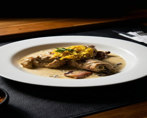 Mesa servida con un plato variado, fresco y comida casera peruana